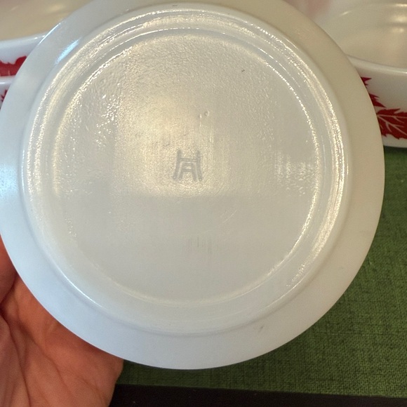 🎄Set of 4 Vintage Hazel Atlas Red Maple Leaf Milk Glass Bowls - Picture 4 of 8